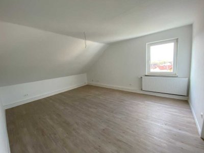 Gemütliche 3-Zi.-Wohnung im DG in ruhiger Wohnlage von Dörfles-Esbach - komplett saniert