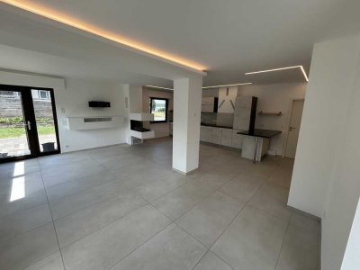 Neuwertige 2-Zimmer-Wohnung mit Balkon und Einbauküche in Bad