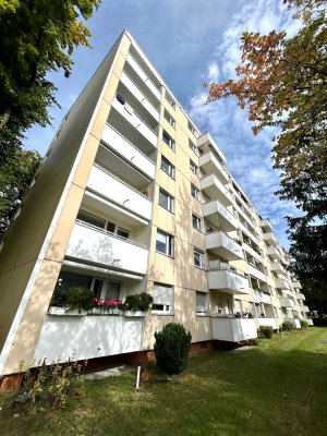 Grundsolide 3-Zimmer-Wohnung mit sonnigem Südbalkon!