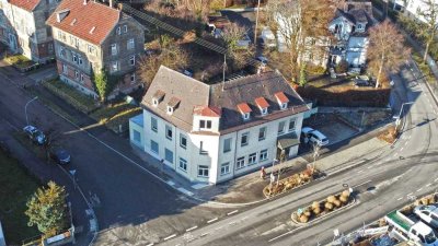 Wohn- und Geschäftshaus mit Gewerbe im EG und zwei großzügigen Wohnungen in Bahnhofsnähe