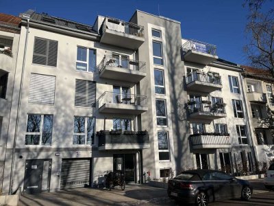 Karlshorst: Neubau-DG-Wohnung mit Aufzug & TG-Stellplatz