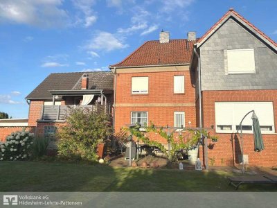 Lehrte - Immensen: Solides 2-Familienhaus mit bezauberndem Garten und Doppelcarport
