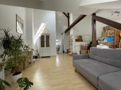 Besondere Singlewohnung im DG in Pempelfort!
