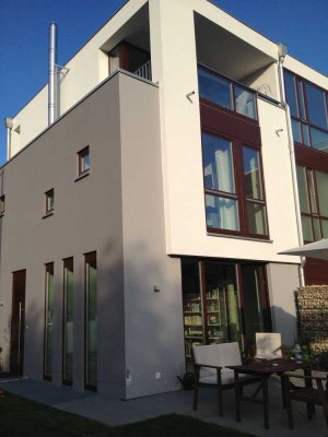 Individuelles Eckhaus eines modern konzipierten Dreispänners