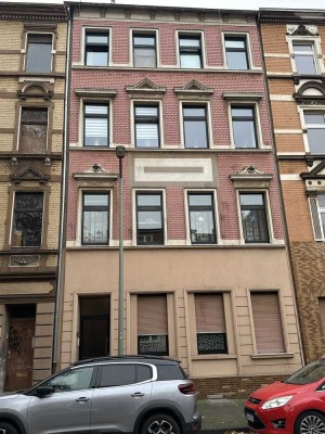 Gepflegtes 4 Familienhaus mit freier Eigentümerwohnung