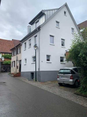 Geschmackvolle, sanierte 5-Raum-Doppelhaushälfte mit gehobener Innenausstattung und EBK in Ehningen