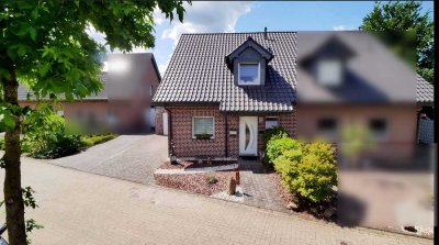 Neuwertige Doppelhaushälfte mit Garage, Vollkeller und schönem Garten in Kleve