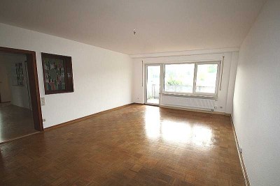 3-Zimmer- Wohnung, Küche mit EBK, TGL- Bad, Gäste-WC,3 Loggia- Balkone, ca. 125 qm Wfl.,Keller...
