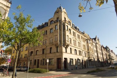 3-Zimmer-Jugendstil-Wohnung mit Stuck und Balkon in der Nähe des Stadtparks