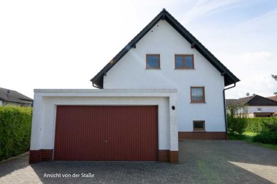 Familienfreundliches Wohnen im freistehenden Zweifamilienhaus