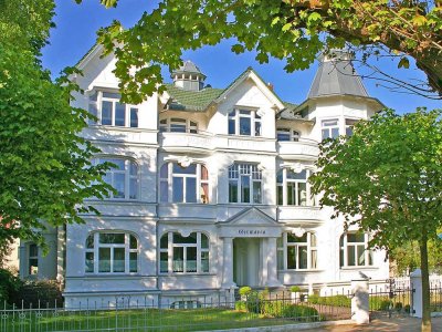 Villa Germania in 1. Reihe von Seebad Ahlbeck