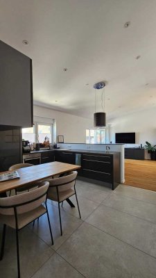 Geschmackvolle 2-Zimmer-Wohnung mit gehobener Innenausstattung mit Balkon und EBK in Kaiserslautern