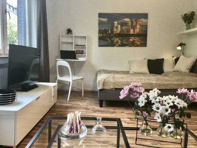 von PRIVAT: Hell, möbliert, BEZUGSFREI! 29qm mit PARKPLATZ