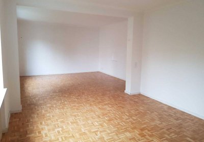 Großflächige 2,5 Zimmer Wohnung in guter Lage auch für Home Office perfekt geeignet, kurzfristig beziehbar!
