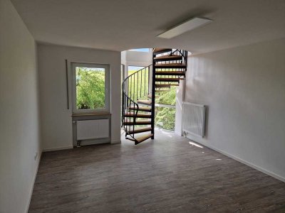 Hochwertige renovierte Maisonettewohnung mit Balkon und EBK in Unikliniknähe!