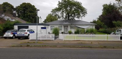Ebenerdiger Winkelbungalow mit Walmdach
