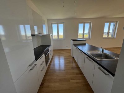 Neue Wohnung, neues Glück! Gut geschnittene 4-Zi.-Wohnung mit EBK, 2 Bädern und Terrasse
