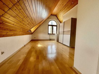 Stilvolle, gepflegte 1-Zimmer-DG-Wohnung mit EBK in Stuttgart