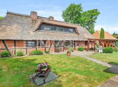 Großzügiges Doppelhaus mit Reetdach in guter Lage von Vierhöfen