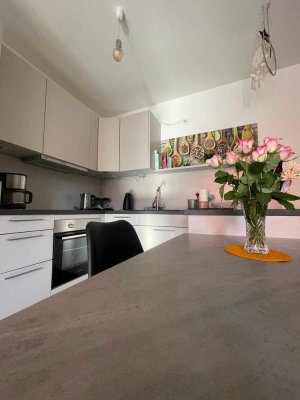 Komplett möblierte 2-Zimmer-Wohnung mit Balkon im Neubau
