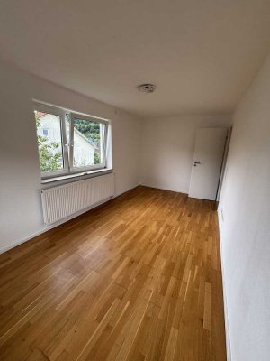 Sanierte 4-Zimmer-Wohnung mit Balkon und EBK in Lenningen