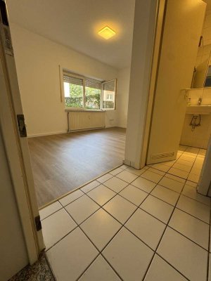 ***  1 Zimmer Appartement, teilsaniert mit Pantryküche ***
