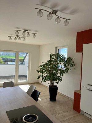 Ansprechende und neuwertige 2,5-Raum-DG-Wohnung mit Balkon und Einbauküche in Erlenbach