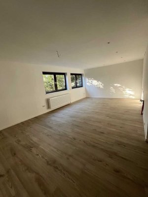 Neu renovierte 4-Zimmer-Wohnung im Souterrain