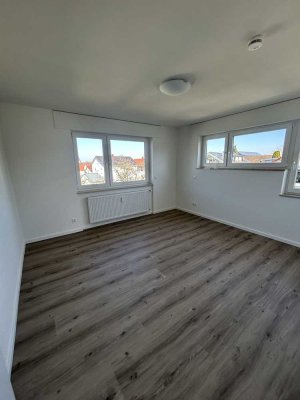 Erstbezug nach Komplettsanierung: Großzügige 4,5 Zimmer Wohnung mit EBK, Balkon und Garage