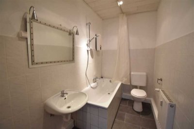 Neues Jahr, neues Wohnglück! Große 2-Zimmer-Altbau-Wohnung zu vermieten