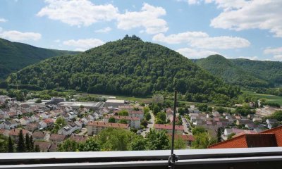Ausblick auf den Hohen Urach: Schöne 2,5 Zimmer DG-Wohnug mit neuem Badezimmer - provisionsfrei