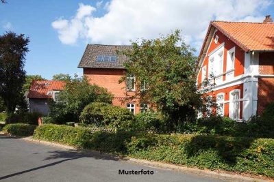 Einfamilienhaus, Terrasse und 3 Garagen