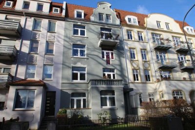 Schöne Altbauwohnung mit 2 Balkonen in zentraler Lage!