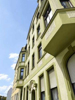 Zwei moderne Bäder, gemütlicher Balkon, hochwertige Einbauküche