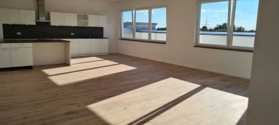 PENTHOUSE FLEHE MIT 4 ZIMMERN, 2 BÄDERN, EINBAUKÜCHE U. TOPTERRASSE MIT MARKISE