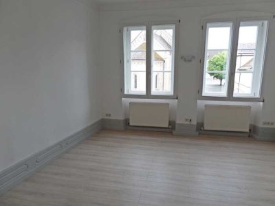 Stadtmitte: Gepflegte 3-Zimmer-Wohnung (ohne Balkon) mit eigenem Flair in denkmalgeschütztem Gebäude