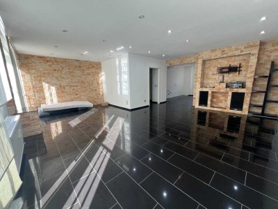 Luxuswohnung mit eigenem Eingangsbalkon / Whirlpool-Badewanne/ TG-Stellplatz 95 qm