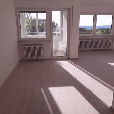 Erstbezug nach Sanierung. 2 ZW mit verglaste Loggia in der Nähe Krankenhaus.