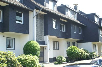 Schildgen: schöne, großzügige  4-Zimmer-Erdgeschosswohnung mit 46 qm Sonnenterrasse und Einzelgarage