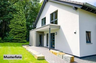 Einfamilien-Doppelhaushälfte mit Stellplatz und Garten