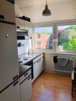 Gut geschnittene, helle 2-Zimmer-DG-Wohnung mit EBK zwischen Viertel und Peterswerder