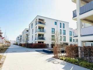 Neubau: 4 Zimmer, 2 Bäder, Balkon und Einbauküche - möbliert