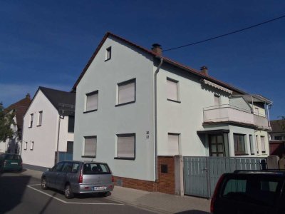 Schnuckelige DHH mit Garage und Garten
