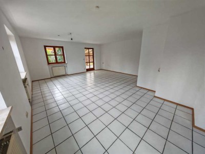 Helle 4-Zimmer Wohnung mit Balkon in Langenpreising