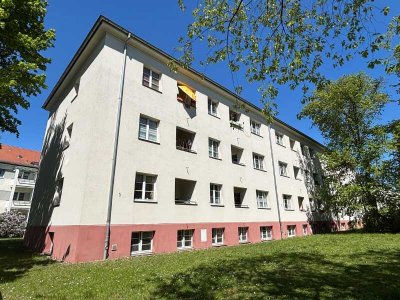 Ruhige Seitenstraße in Seidnitz: 2-Zi.-Whg. mit Loggia & Wanne