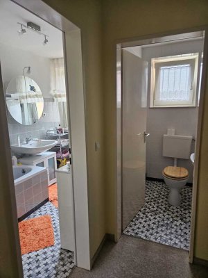 Schöne,helle Wohnung für Familien.
Gute Verkehrsanbindung und Einkaufsmöglichkeiten. Spielplatz