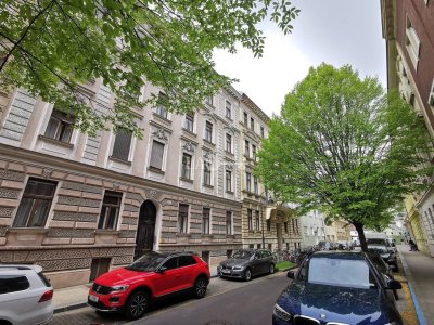 WOHNEN IN EINEM SEHR SCHÖNEN ALTBAU !