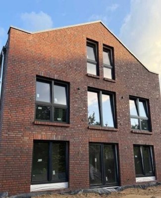 Exklusive 3-Zimmer Neubau-Maisonette in geh. Ausstattung mit Einbauküche, Terrasse und Garten