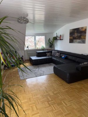 Freundliche und helle Dachgeschosswohnung mit fünf Zimmern in Essen-Schönebeck