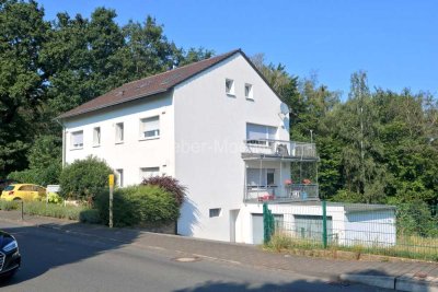 3-Parteienhaus in ruhiger Wohnlage mit Balkonen, Garten, 2 Garagen + 6 Stellplätzen